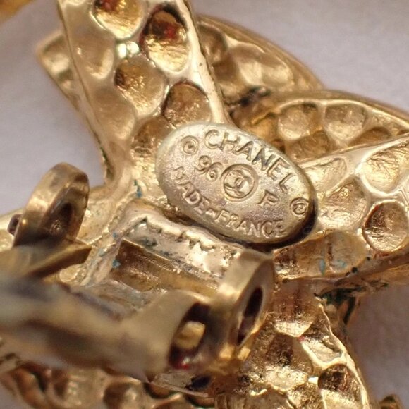 CHANEL CC Logo Button Earrings 96P Clip-On Gold France Vintage 32RL276 - Picture 10 of 10